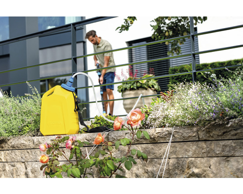 Gartenszene mit Akku-Rückenspritze zur Pflanzenpflege