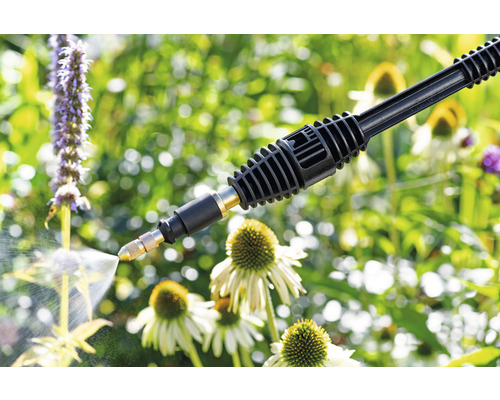 Hochdruckreiniger im Einsatz zur Pflanzenbewässerung