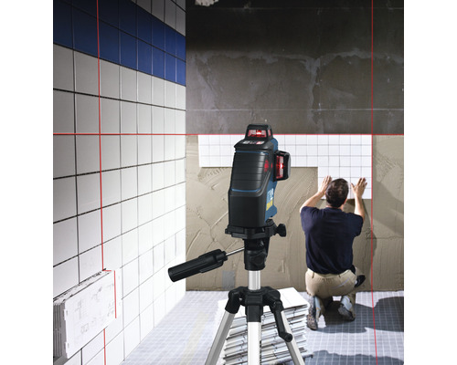 Fliesenleger verwendet einen Kreuzlinienlaser zur Ausrichtung von Fliesen an der Wand.