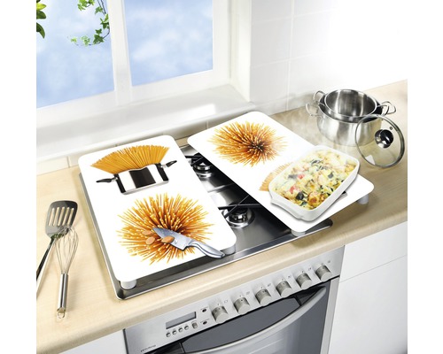 Herdabdeckplatten aus Glas mit Spaghettimotiv auf einem Küchenherd