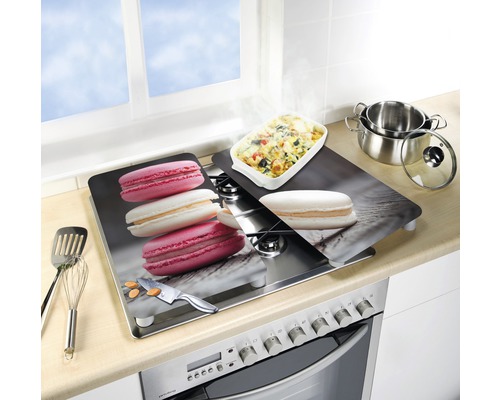 Herdabdeckplatten mit Macaron-Motiv, Speisen und Kochutensilien auf einem Herd