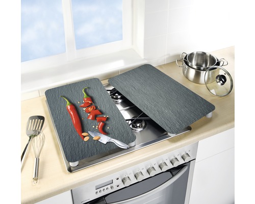 Herdabdeckplatten aus Schiefer mit Lebensmitteln auf einem Herd