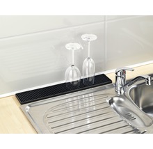 Spülbecken mit Abtropfmatte und Weingläsern