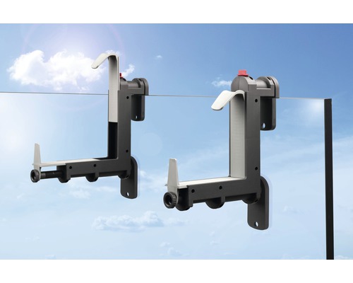 Zwei Plattenheber an einer Glasscheibe vor einem Himmel.