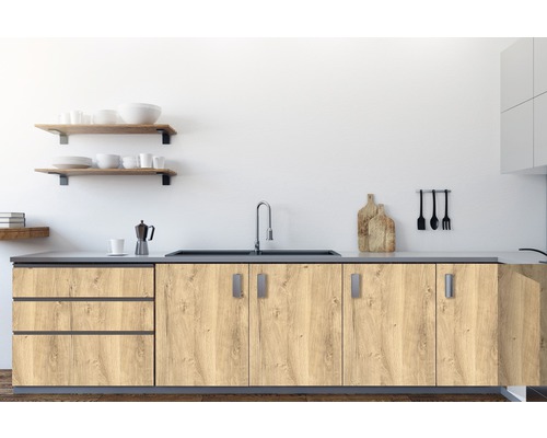 Küchenspüle mit Wasserhahn, Unterschränken und Arbeitsplatte in einer Küche.