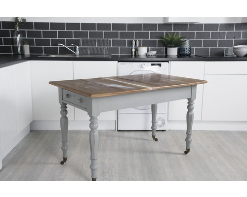 Esstisch aus Holz mit Schublade in einer Küche