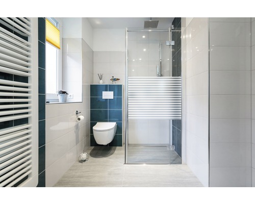 Modernes Badezimmer mit Dusche, Toilette und Heizkörper