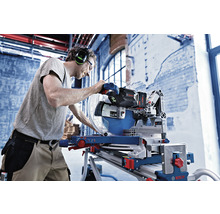 Handwerker bedient eine Bosch Kapp- und Gehrungssäge mit Akku in einer Werkstatt