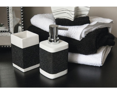 Badezimmer-Set mit Seifenspender und Zahnputzbecher mit Handtüchern