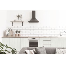 Helle Küche mit weißen Fliesen, Dunstabzugshaube, Spüle und Dekoration