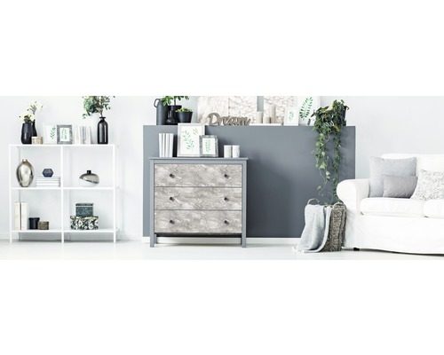 Wohnzimmer-Interieur mit Kommode, Regal und Sofa für eine helle und organisierte Atmosphäre.