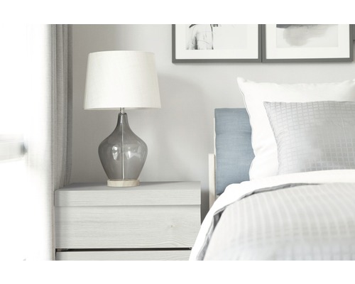 Nachttisch mit Lampe im Schlafzimmer