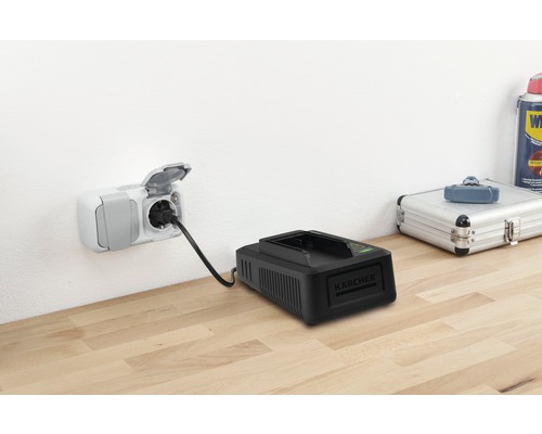 Kärcher Batterieladegerät mit Stecker in Außensteckdose