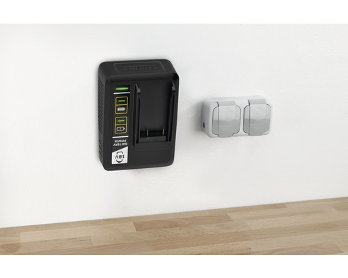 Kärcher Akku Schnellladegerät an einer Wand montiert