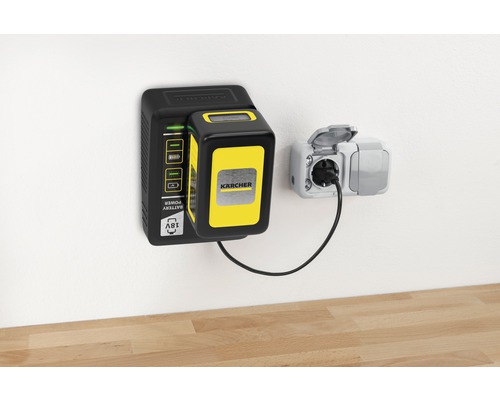 Kärcher Akku Ladegerät mit Akku an der Wand montiert und mit Stromkabel an Steckdose angeschlossen