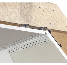 Detailansicht einer montierten Rigipsplatte mit Profilen an einer Holzkonstruktion