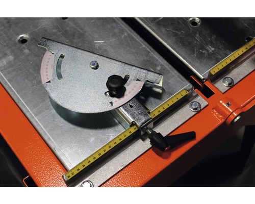 Details einer Fliesenschneidmaschine mit Winkelanschlag