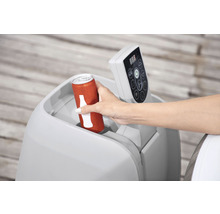 Getränkedose wird in einen Whirlpool-Getränkehalter gestellt