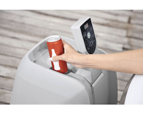 Getränkedose wird in einen Whirlpool-Getränkehalter gestellt