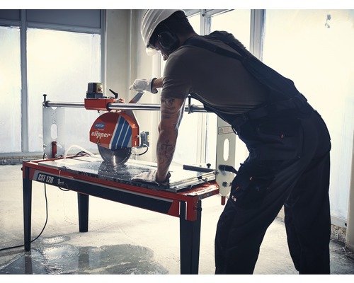 Fliesenschneider bei der Arbeit mit einer Fliese