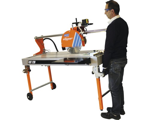 Fliesenschneidmaschine mit Bedienperson