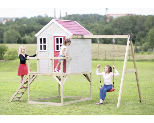 Spielhaus mit Schaukel und Kindern auf einer Wiese