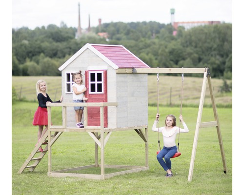 Spielhaus aus Holz mit Schaukel und spielenden Kindern im Garten.