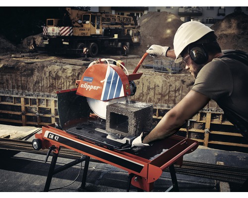 Bauarbeiter schneidet Stein mit Steintrennsäge auf einer Baustelle