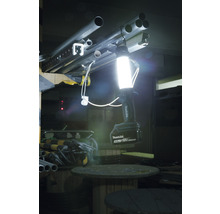 Makita Akku-Lampe beleuchtet eine Werkstatt