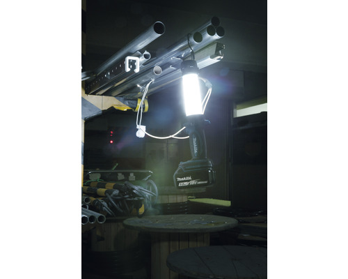 Makita Akku-Lampe beleuchtet eine Werkstatt