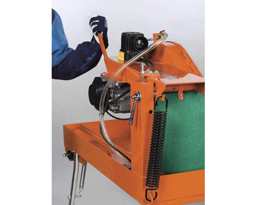 Bediener einer Steintrennmaschine mit Wasserzufuhr