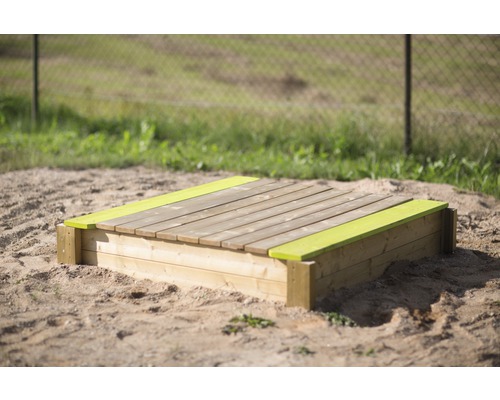 Holzsandkasten mit Deckel im Garten