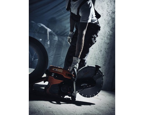 Ein Bauarbeiter mit einer Steinsäge für Bauarbeiten.