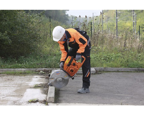 Bauarbeiter beim Schneiden von Beton mit einem Trennschleifer