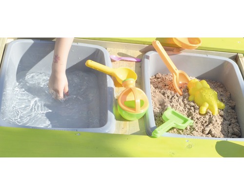 Sandkasten mit Wasser und Sand sowie verschiedenen Spielzeugen