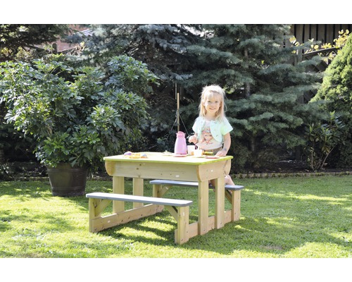 Kind an Kindersitzgruppe im Garten