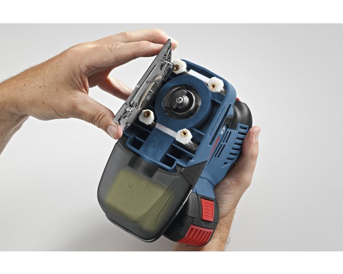 Bediener wechselt das Sägeblatt einer Stichsäge