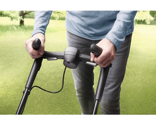 Mann bedient Rasenmäher mit Griff