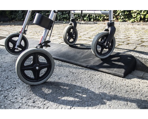 Rollator auf einer Rollstuhlrampe