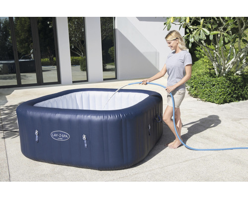Aufblasbarer Lay-Z-Spa Whirlpool wird mit einem Wasserschlauch befüllt.