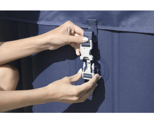 Detailaufnahme einer Person, die einen Klippverschluss an einer Abdeckung befestigt.