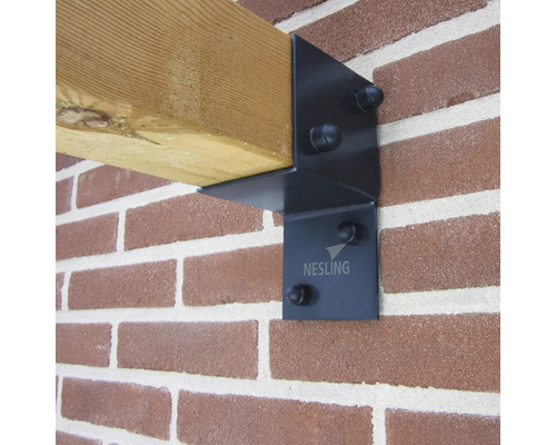 Holzbalkenhalterung an einer Ziegelwand mit Nesling Logo