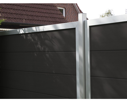 Detailansicht eines Sichtschutzzauns mit Rahmen