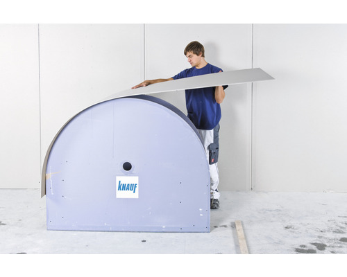 Mann montiert eine Gipskartonplatte mit Knauf Logo