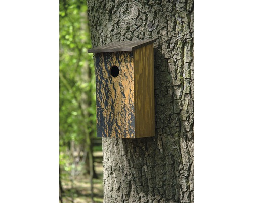 Vogelhaus aus Holz am Baumstamm befestigt