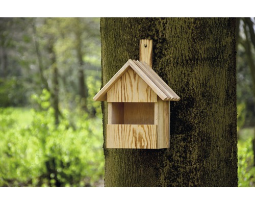 Holzvogelhaus an einem Baumstamm befestigt