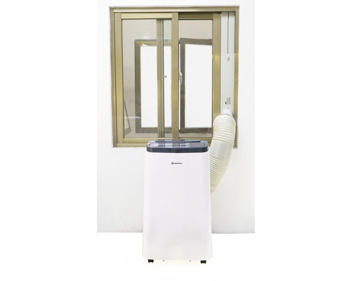 Mobiles Klimagerät mit Abluftschlauch vor einem Fenster