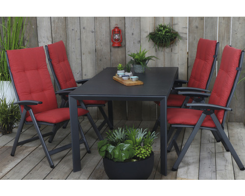 Gartentischgruppe mit Tisch und vier Stühlen mit Auflagen auf einer Terrasse