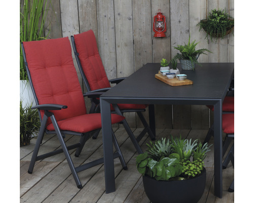 Gartenszene mit Tisch und Stühlen mit Auflagen