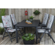 Gartentisch mit vier Stühlen mit Blumenmusterkissen